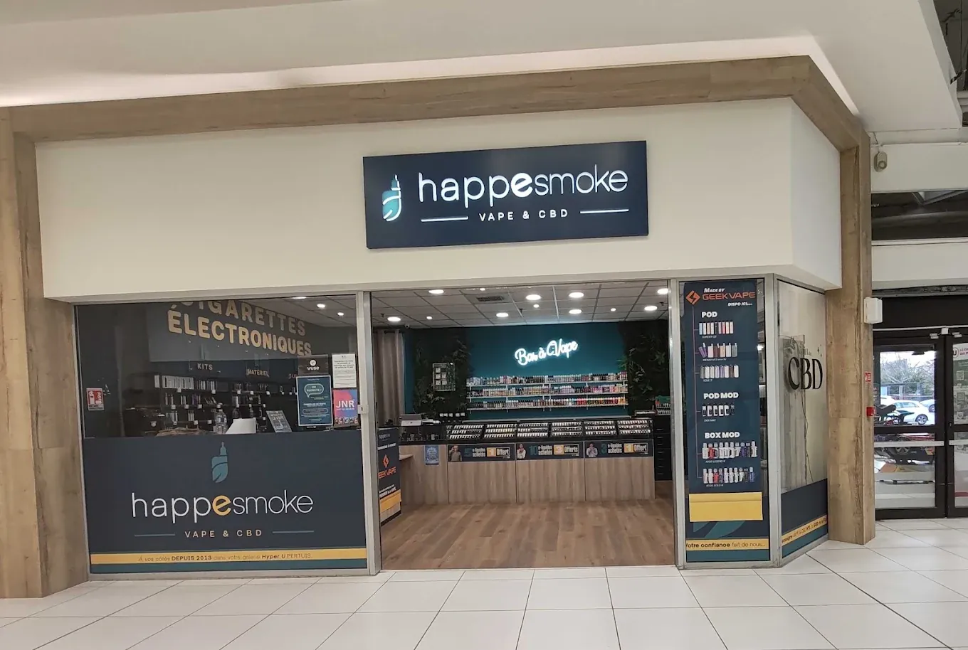 Vitrine du magasin HappeSmoke Pertuis